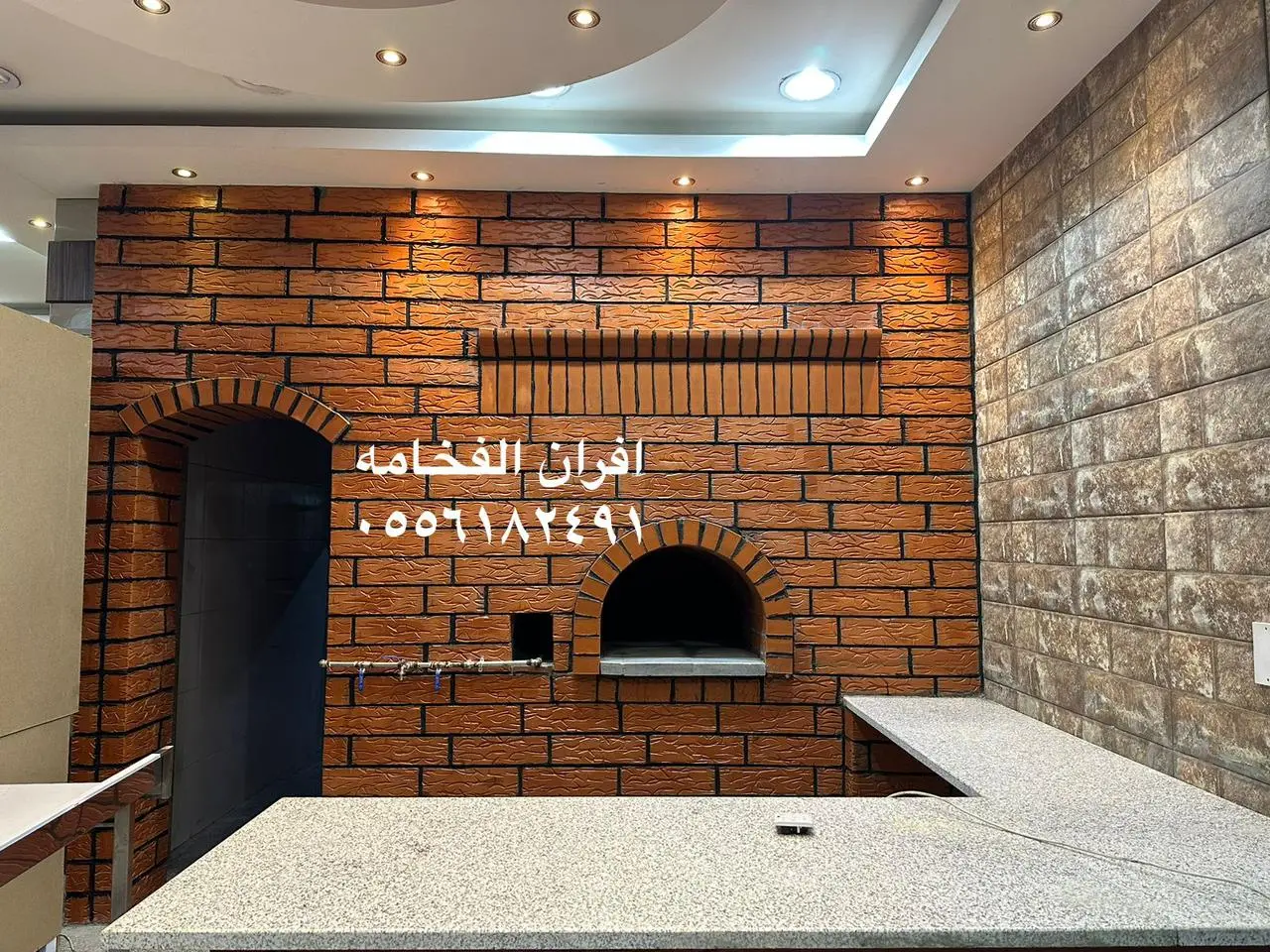 فرن بيتزا مبني بالطوب الحراري داخل مطعم